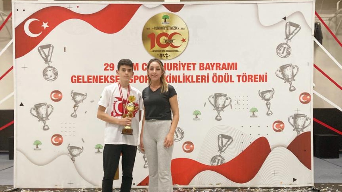 Okulumuz, Türkiye Cumhuriyeti 100. Yılı münasebetiyle Düzenlenen Badminton Yıldız Erkek Kategorisinde 3. Oldu